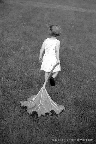 petite fille avec une rhubarbe - little girl with a rhubarb